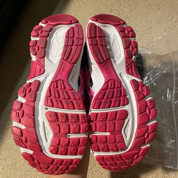 π 5 for $25 ASICS pink and black running shoe - Picture 2 of 7